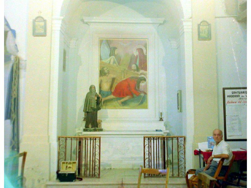 Umberto Minnella vicino al suo quadro (Chiesa Madonna del lato - Montecalderaro BO)